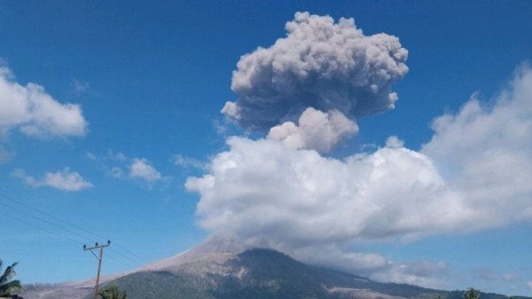 展鹏配资 印尼勒沃托比火山喷发 火山灰柱达4000米