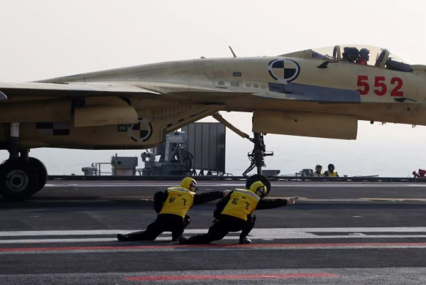 泰安配资 13年前“航母style”火遍全国，如今三航母“舰”指深蓝！